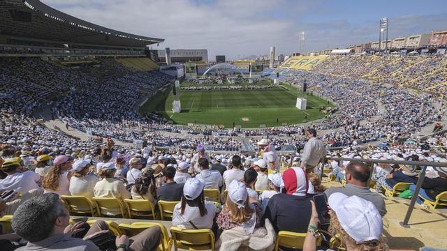 Panoràmica de l’Estadi de Gran Canària, que va congregar milers de fidels ahir per assistir a la missa de Lleó XIV.  | JOSÉ PÉREZ CURBELO