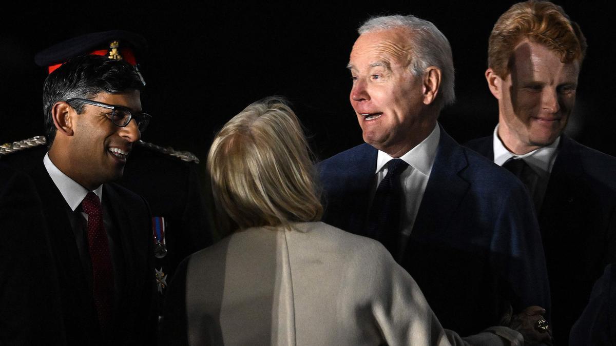 El presidente de EE. UU. Joe Biden es recibido por el Primer Ministro de Gran Bretaña Rishi Sunak tras aterrizar en el Aeropuerto Internacional de Belfast.