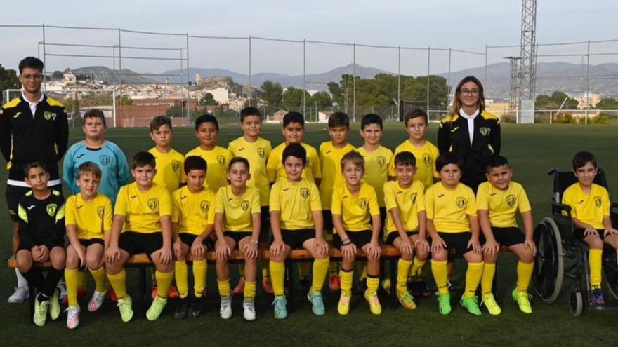 Indra Picó, a la derecha, con los niños del equipo al que entrena en valores. pilar cortés