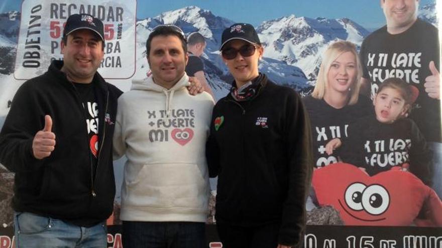 Salvador Sanchis, con los padres de Alba Ojeda.