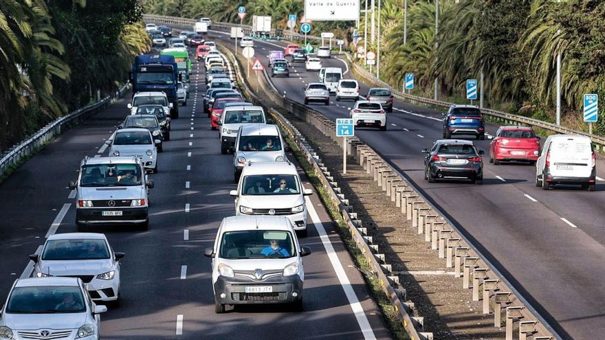 Retención de tráfico en la autopista del Norte (TF-5).