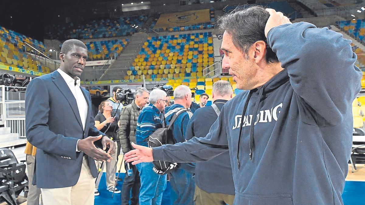 El presidente claretiano Savané saluda al director deportivo Willy Villar, el pasado 20 de marzo, en el parqué del Gran Canaria Arena.