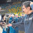 El presidente claretiano Savané saluda al director deportivo Willy Villar, el pasado 20 de marzo, en el parqué del Gran Canaria Arena.