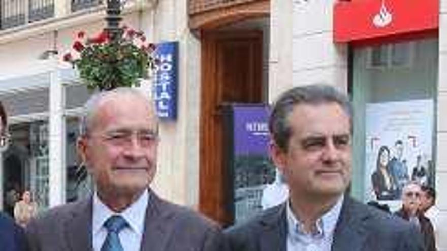 El alcalde y Juan Antonio VIgar, gerente del Festival de Cine.