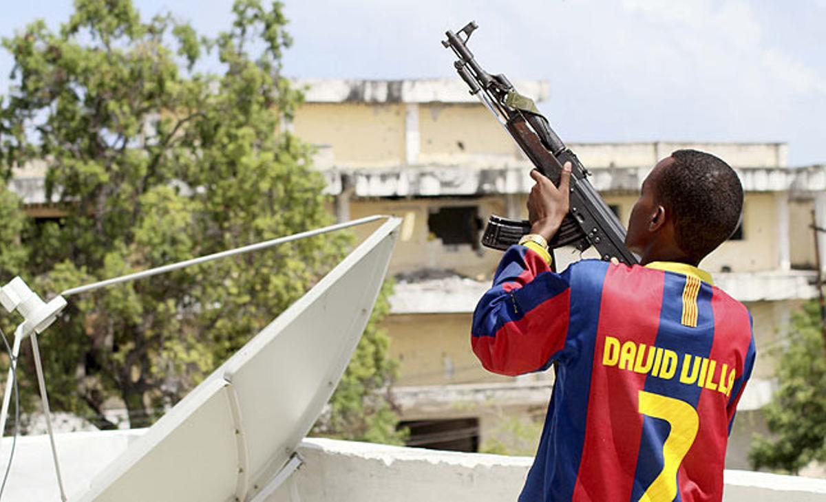Un policia somali seguidor del Barça dispara amb el seu fusell trets a l’aire aquest diumenge a Mogadiscio (Somàlia) per celebrar la victòria del Barça a la Lliga de Campions. Veure esdeveniments esportius està considerat un crim que es pot pagar amb la mort si els aficionats són sorpresos per les milícies d’Al-Xabab, la branca somali d’Al-Qaida, que controla àmplies zones de la capital i el sud del país.