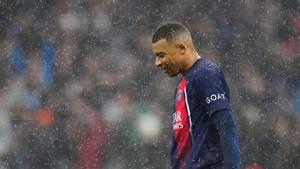Mbappé, cabizbajo al ser sustituido ante el Olympique de Marsella
