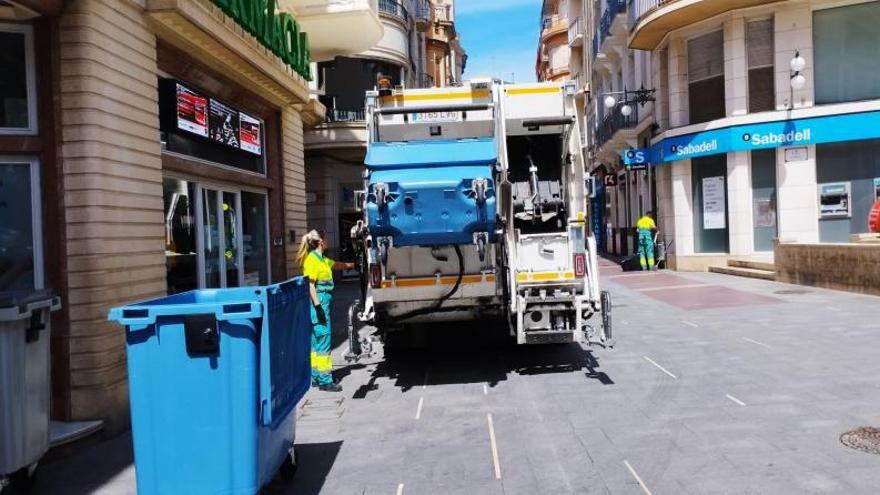 Un camión de recogida de basura repasando un depósito de papel, en la Corredora. | M.ALARCÓN