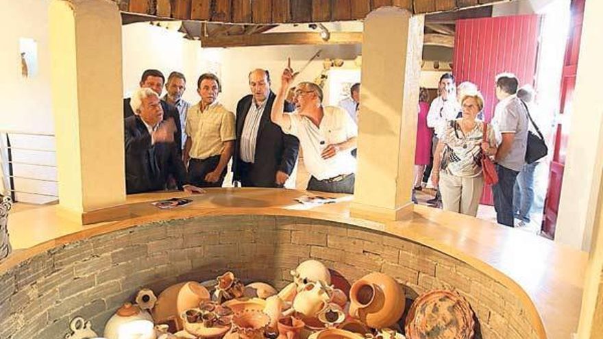 Oleiros y autoridades durante el recorrido por el Museo Obradoio da Oleiría de Niñodaguia // Jesús Regal