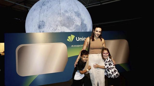 Sara Martínez, con los pequeños Will Morciego y Sofía Díaz, en el pabellón de Unicaja.