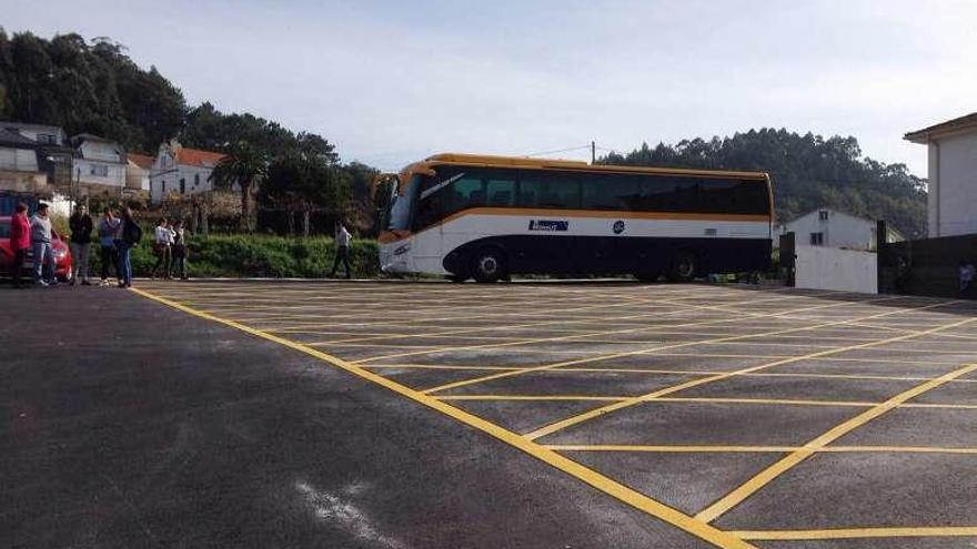 Estacionamiento de autobuses en el colegio de Dorrón. // G. S.