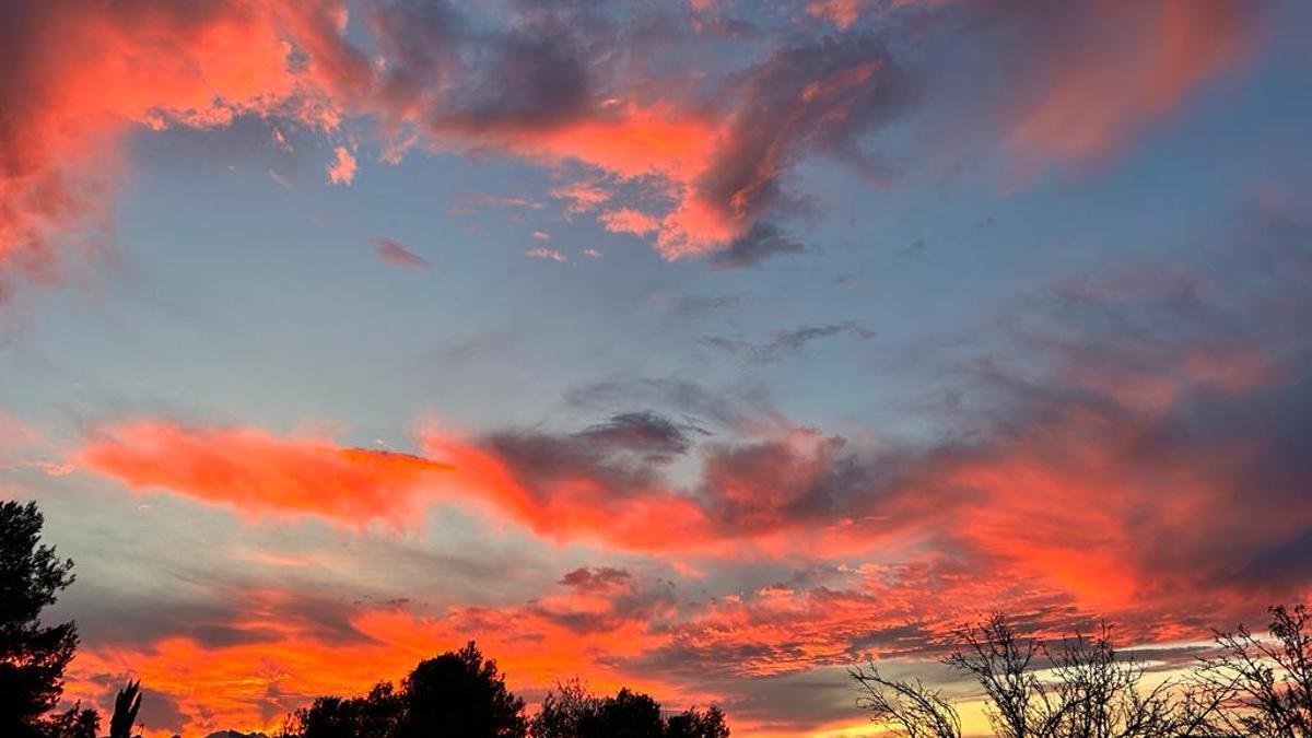 El espectacular cielo del atardecer en la Marina Alta