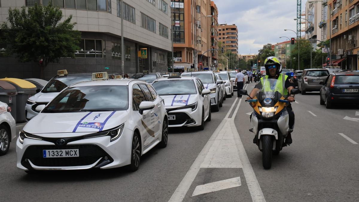 Los taxistas se manifiestan en Alicante y colapsan el centro de la ciudad