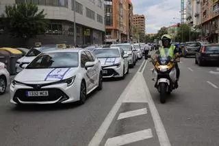 Los taxistas se manifiestan en Alicante y colapsan el centro de la ciudad