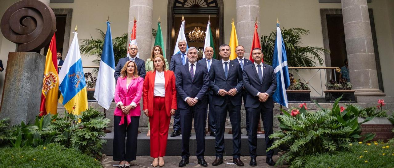 La presidenta del Parlamento, Astrid Pérez (d), el presidente de Canarias, Fernando Clavijo (c), el vicepresidenteManuel Domínguez (d) y los siete presidentes de los cabildos antes de la reunión.