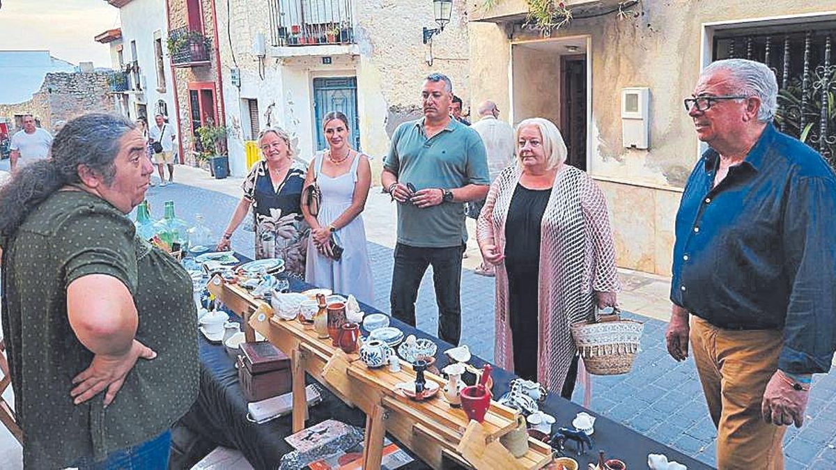 Las autoridades municipales, visitando el mercadillo de antigüedades.