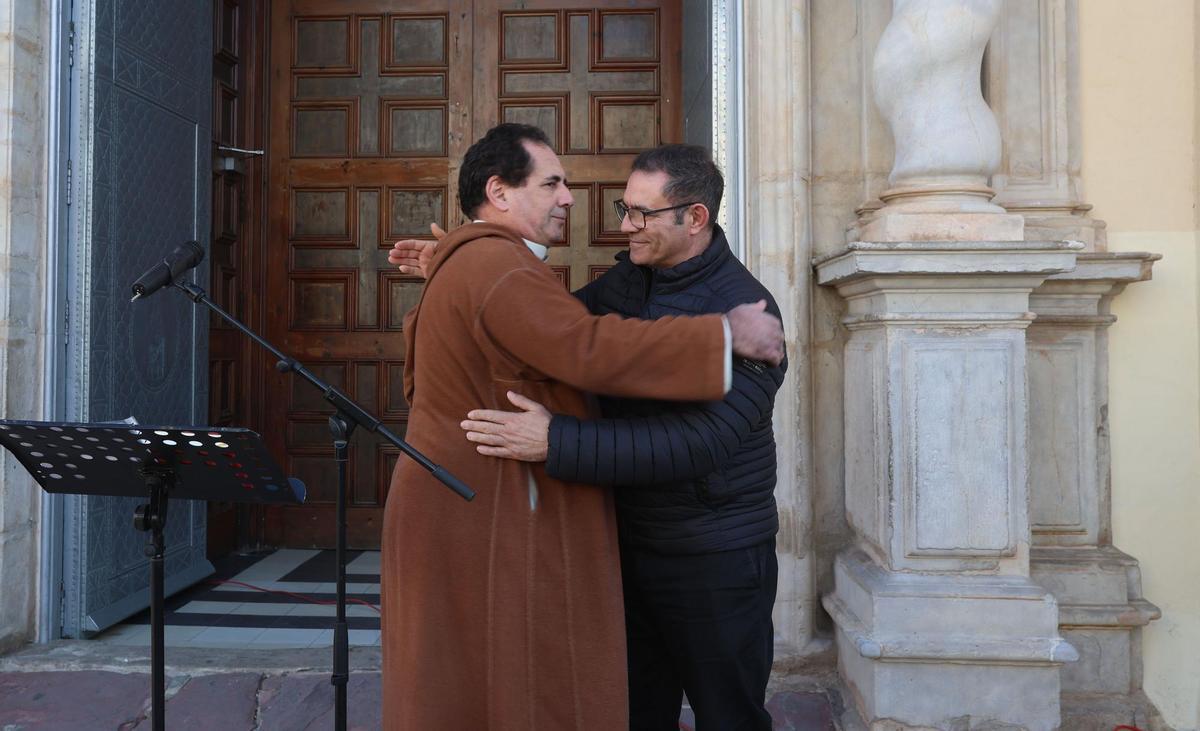 Abrazo de Zine El Abidine y el sacerdote Jesús Corbí.