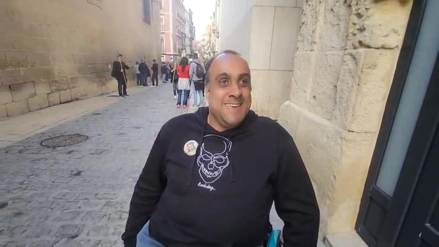 Alberto, un peregrino que acompaña a la Santa Faz en silla de ruedas