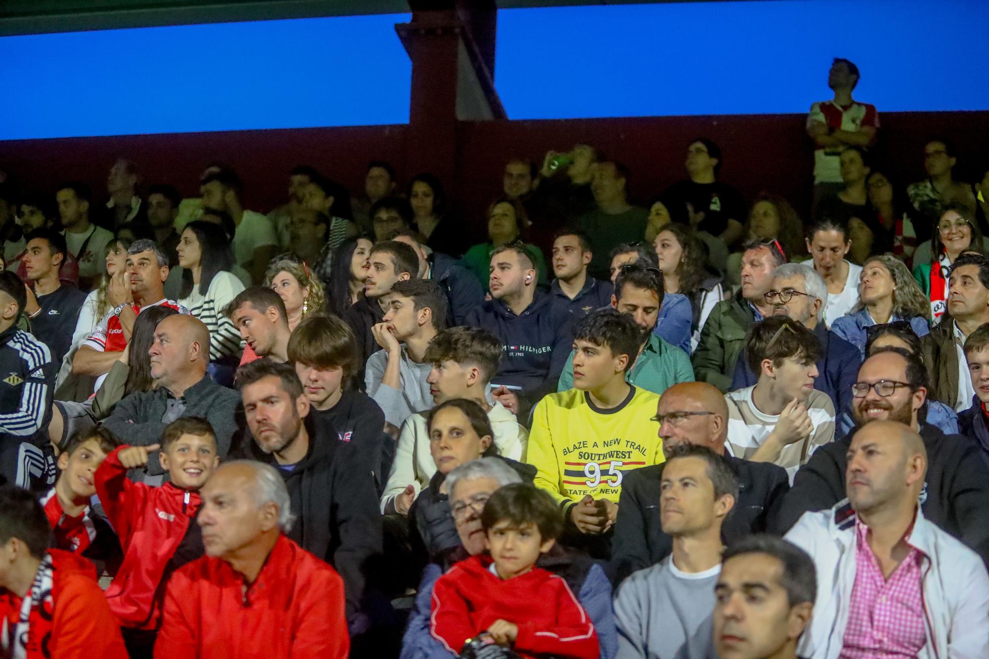 A Lomba vive una fiesta del fútbol con final feliz para el Arosa ante la UD Ourense (3-0)