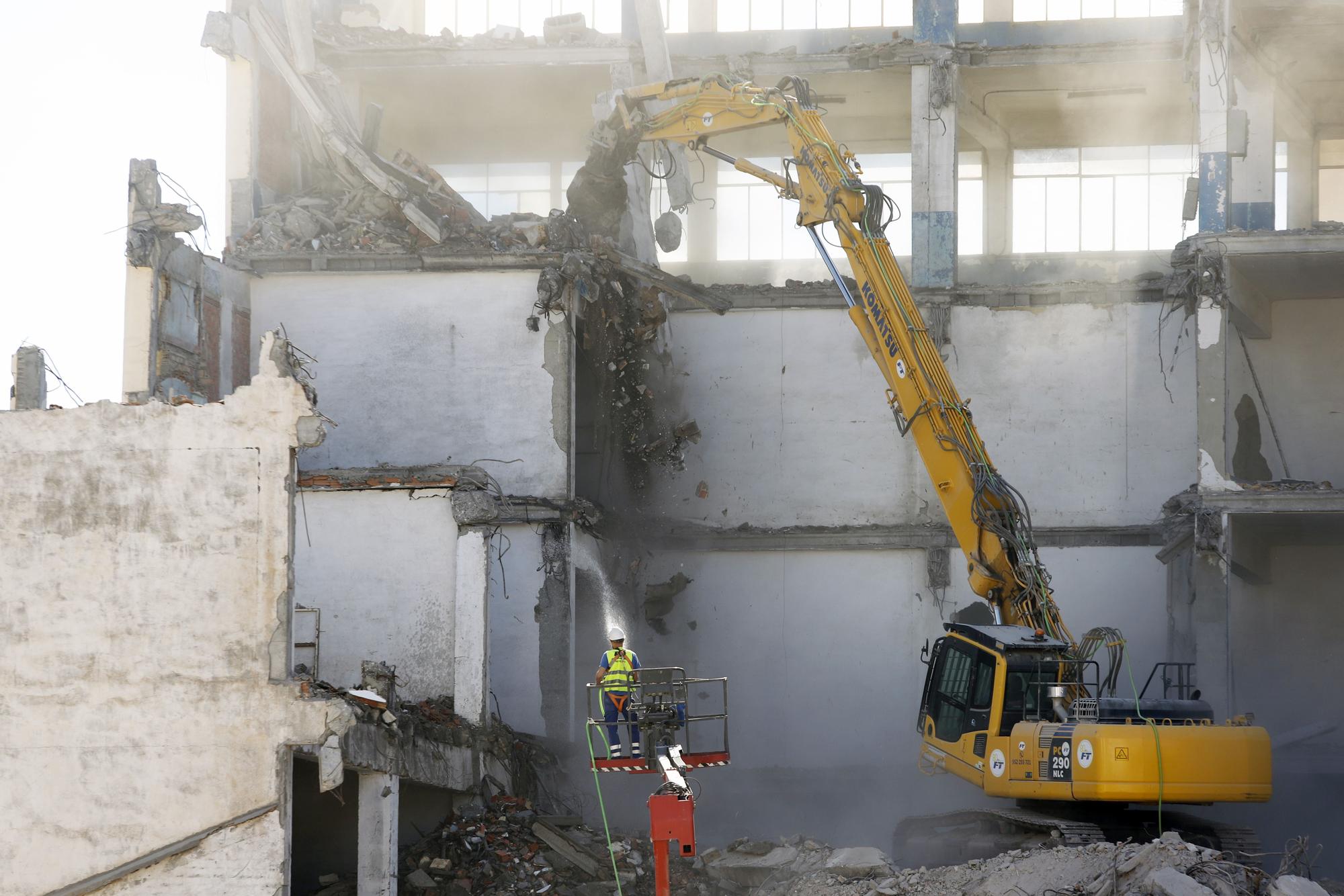 Demolición del antiguo edificio de la Flex en la Carretera de Cádiz.