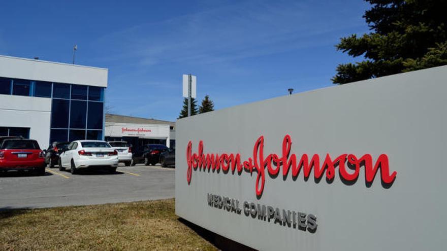 Johnson and Johnson detiene los ensayos de su vacuna por la "enfermedad inexplicable" de un voluntario