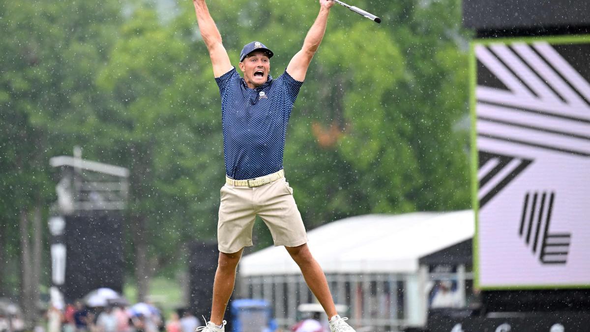 Bryson DeChambeau celebra sobre el green del 18 el birdie que cerraba una histórica vuelta de 58