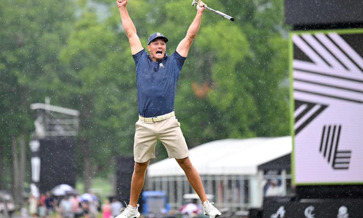 Bryson DeChambeau celebra sobre el green del 18 el birdie que cerraba una histórica vuelta de 58