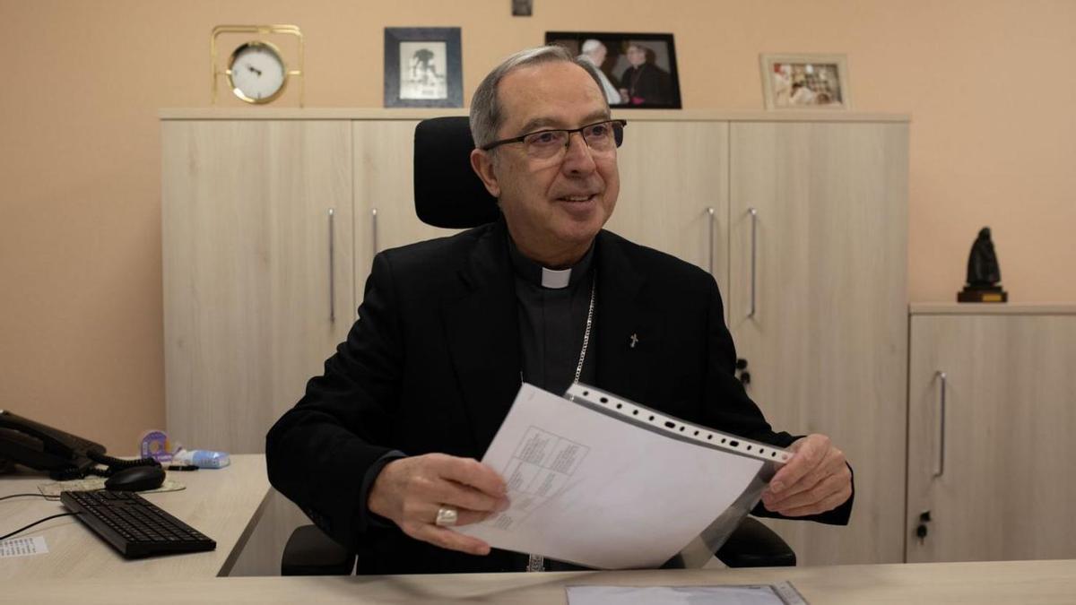 El obispo de Zamora, Fernando Valera, en su despacho.
