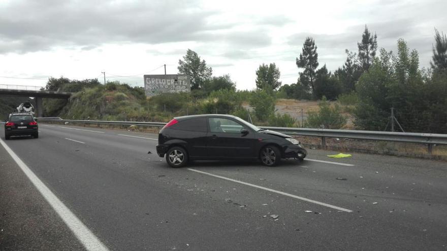 El vehículo, abandonado tras el siniestro en la A-52