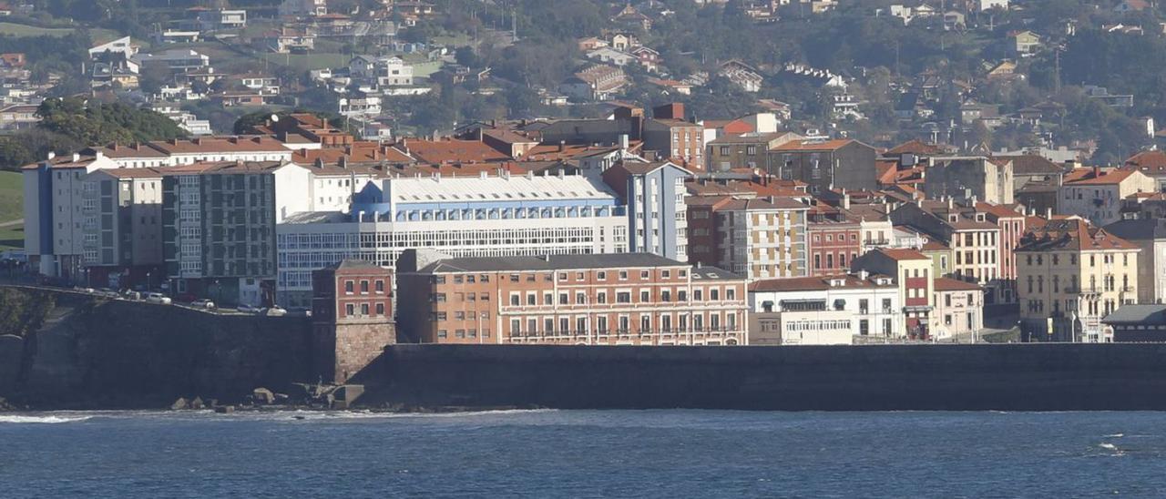 Cimadevilla, con la antigua sede de la Autoridad Portuaria en primer término.