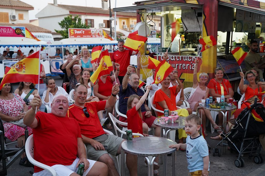 Un grupo de aficionados ingleses sigue la final desde Los Alcázares