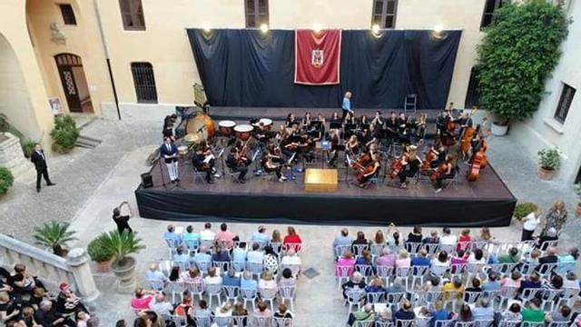Una de las actuaciones del conservatorio profesional Josep Climent de Oliva, en una imagen de archivo.