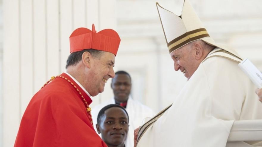 El Papa Francisco I y Ángel Fernández Artime, recién nombrado cardenal, durante el acto celebrado en la plaza de San Pedro del Vaticano. |