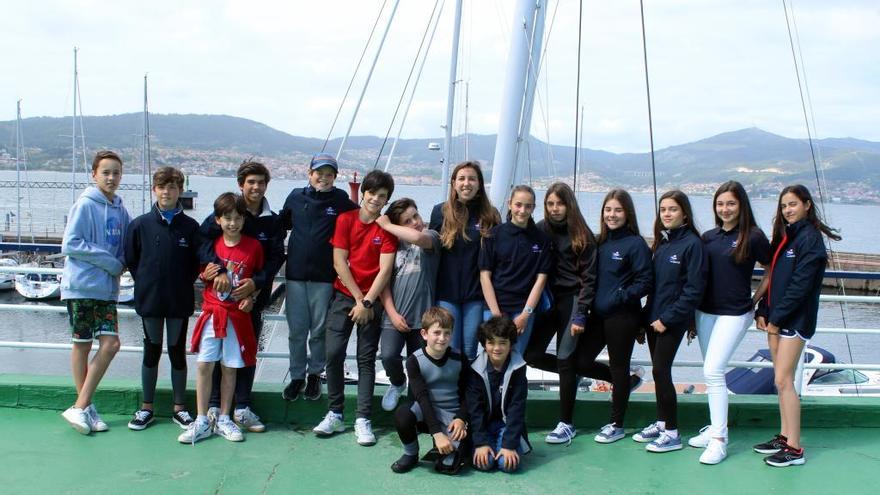 Integrantes del equipo de Optimist del Real Club Náutico de Vigo, entrenado por Alejandra Suárez. // FdV