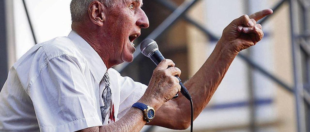 El veterano líder de &quot;Micky y los Tonys&quot;, durante un concierto en las fiestas de Begoña.