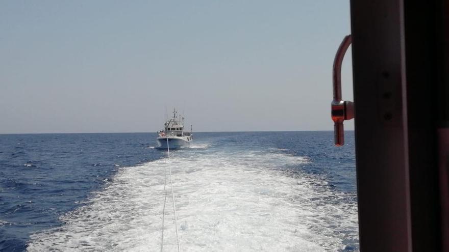 Salvamento Marítimo rescata a un pesquero averiado a 65 millas de Alicante