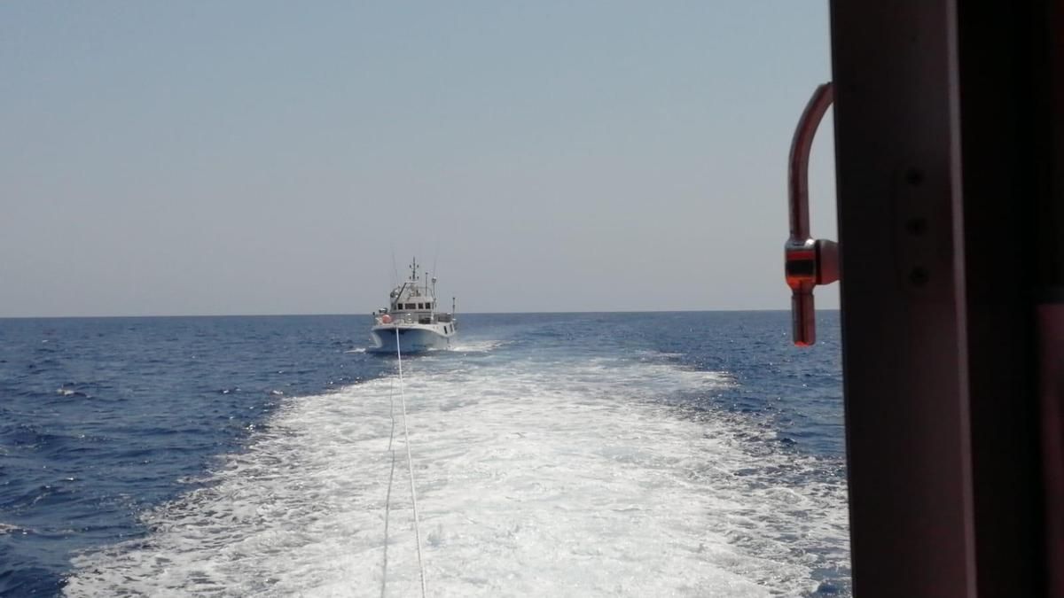 Pesquero remolcado por Salvamento Marítimo al puerto de Alicante.
