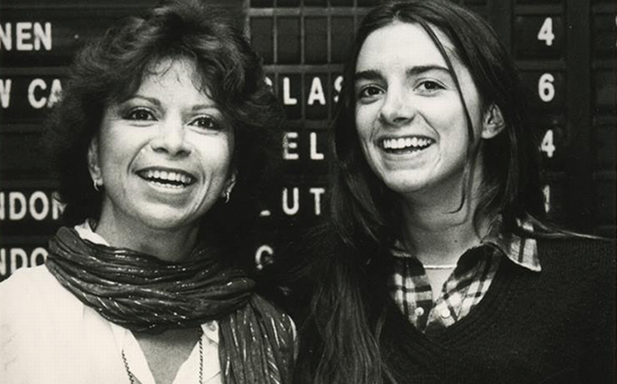 Isabel Allende y su hija Paula, fallecida en 1993.