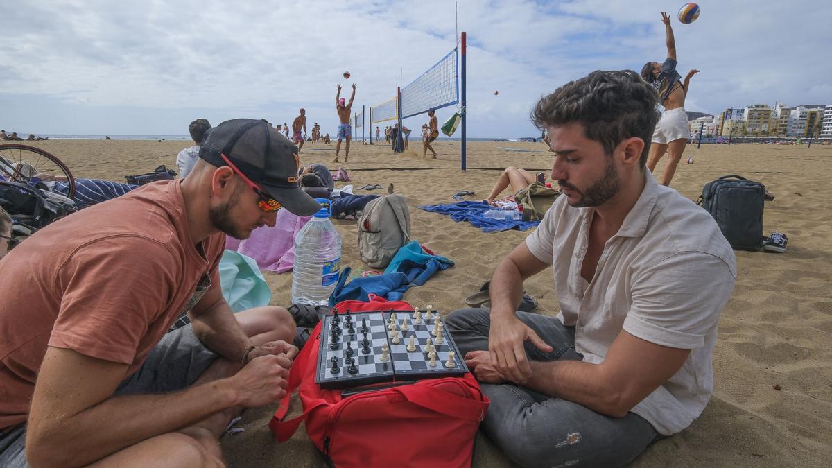 Bañistas en la playa de Las Canteras en Semana Santa