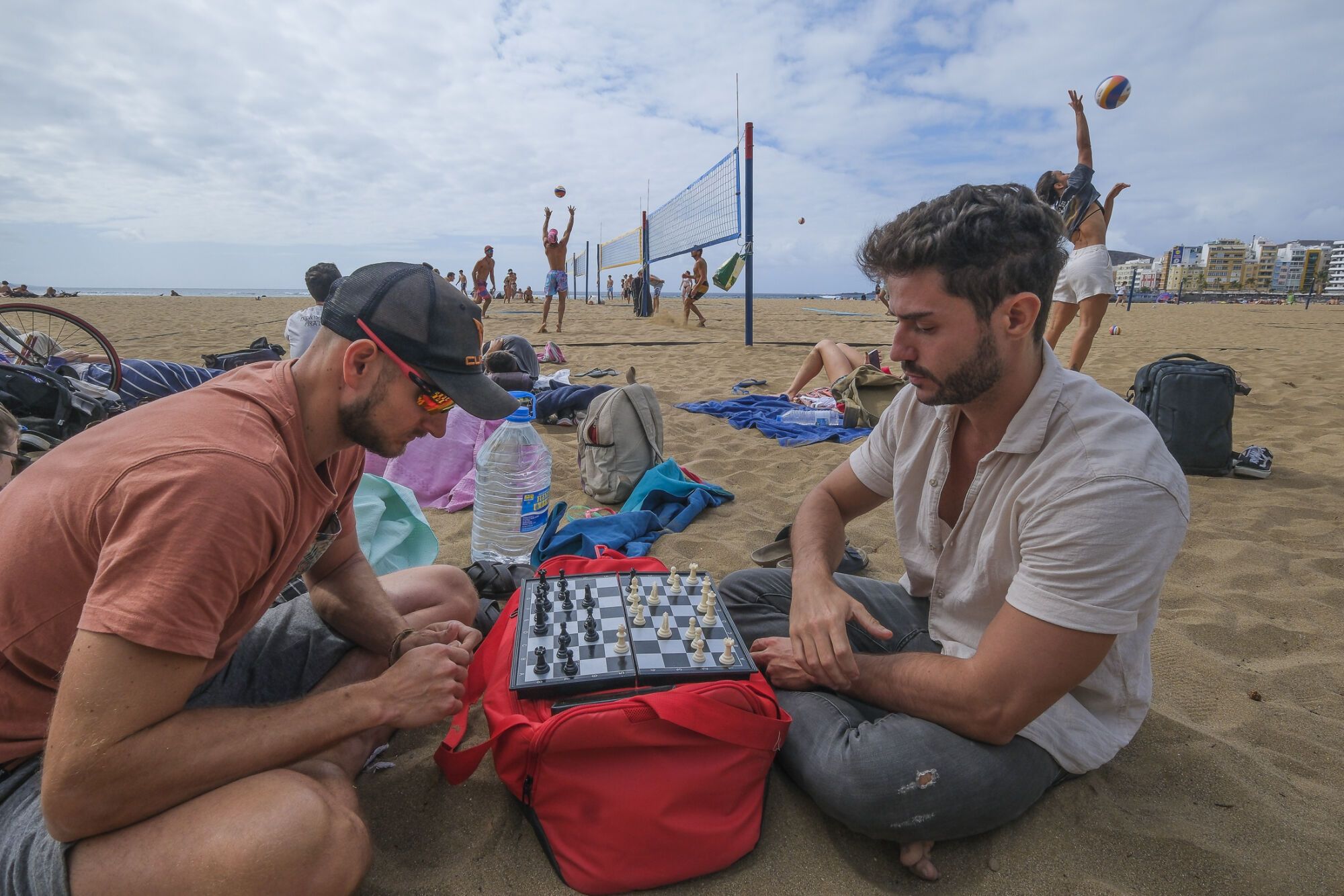 Bañistas en la playa de Las Canteras en Semana Santa