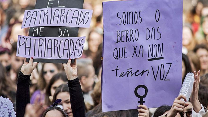 Varias mujeres con pancartas en una marcha del 8-M.   | // BRAIS LORENZO