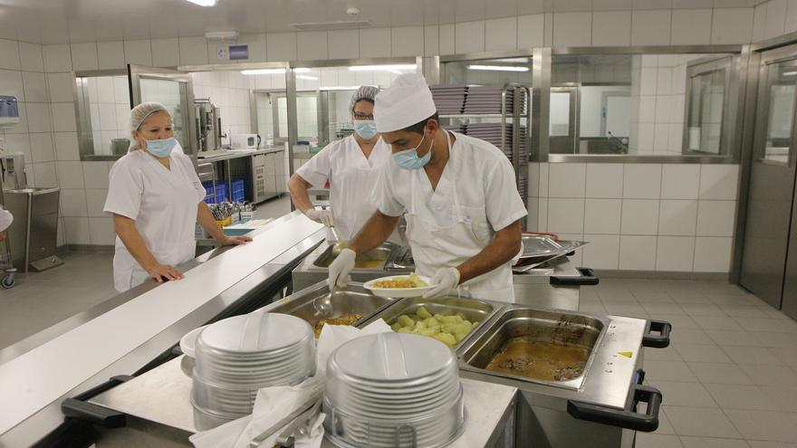 Los hospitales celebran el Día de Canarias con un menú especial para los pacientes