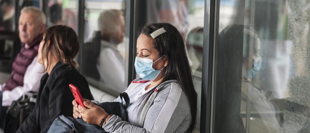 Una mujer con mascarilla en la estación de autobuses de Oviedo.