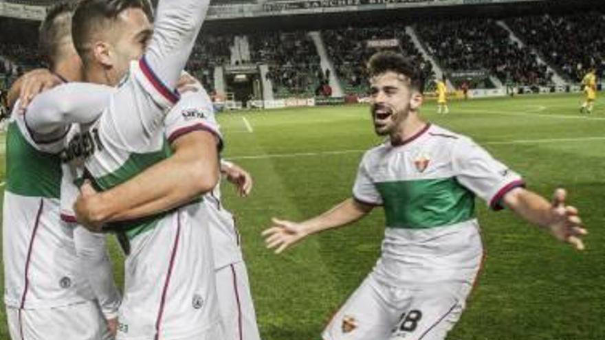 Los jugadores del Elche celebran el segundo gol del sábado.