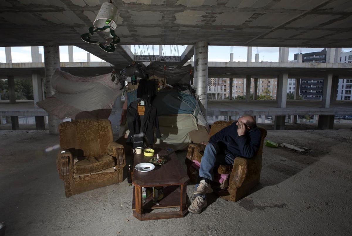 Sin techo viven en la estructura de un edificio