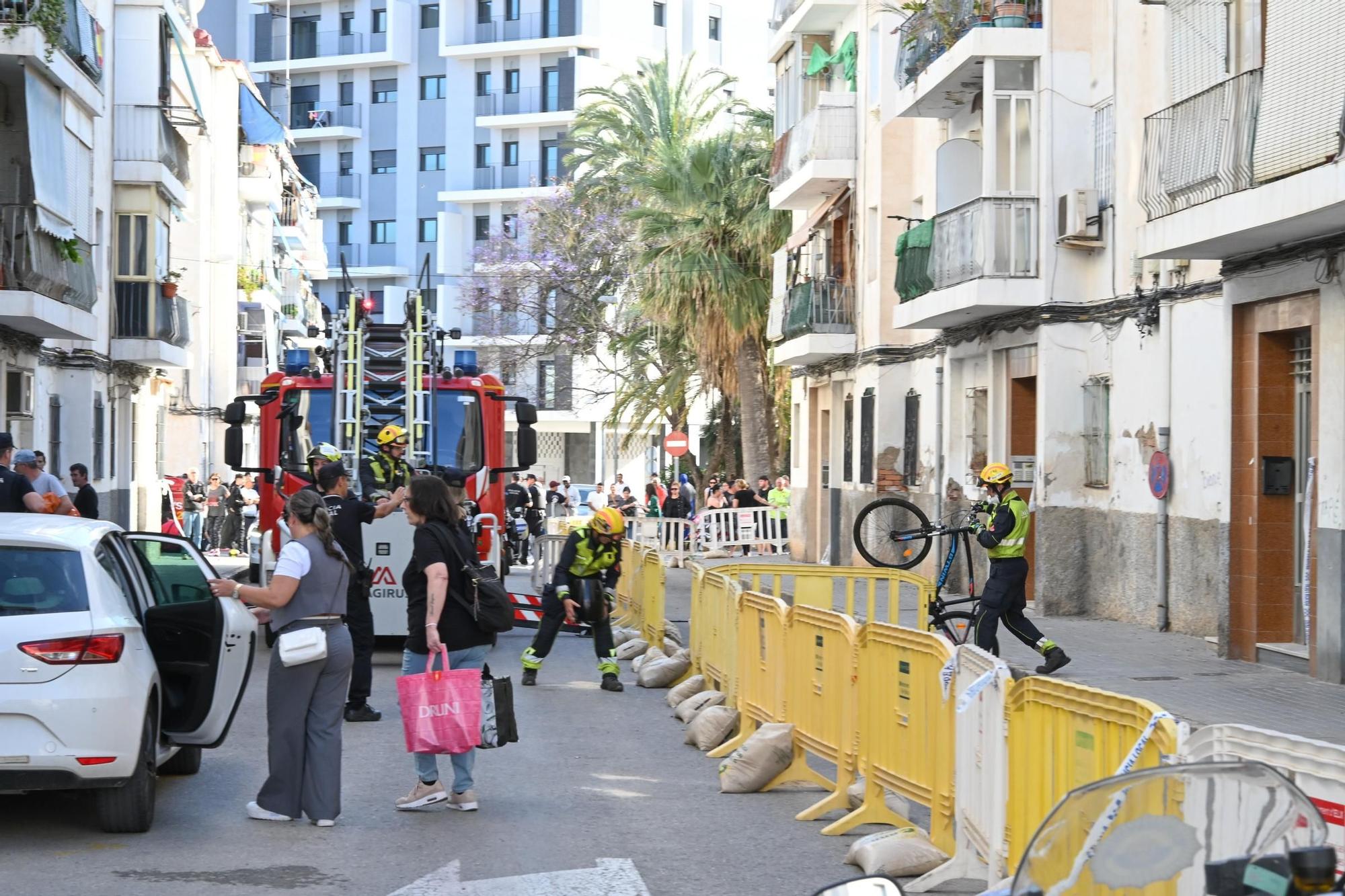 Así están sacando los bomberos las pertenencias de los vecinos desalojados de San Antón en Elche
