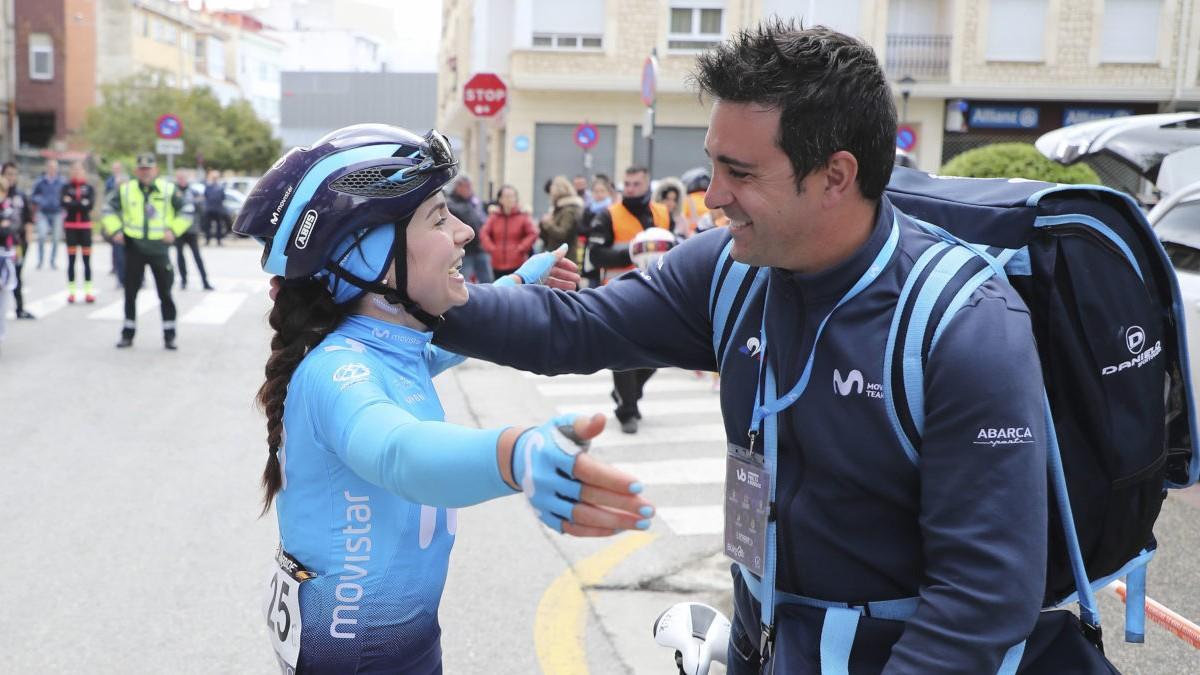 Garikoitz Baños abrazando a la ciclista Lourdes Oyarbide