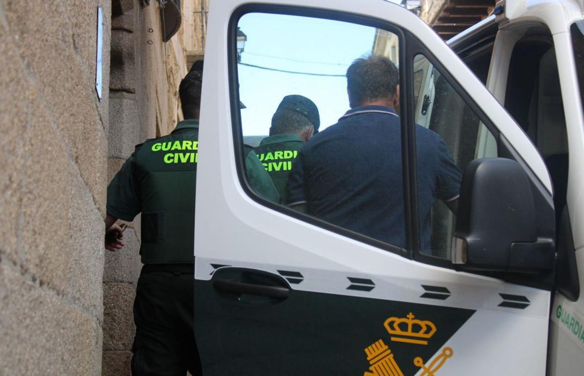 La Guardia Civil protege al investigado en el momento de su salida del Juzgado de Puebla. | A. S.