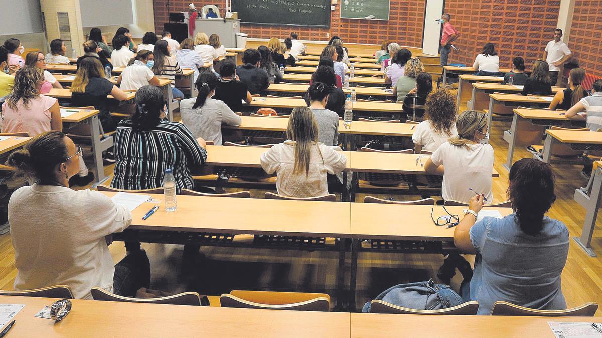 Opositores a punto de iniciar el examen en la OPE de técnico de cuidados auxiliares, una prueba que se realizó en el mes de octubre del 2022.