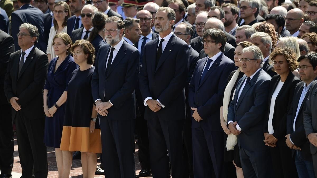 Su majestad el Rey, Rajoy, Puigdemont, Colau y otras autoridades durante el minuto de silencio en Barcelona.