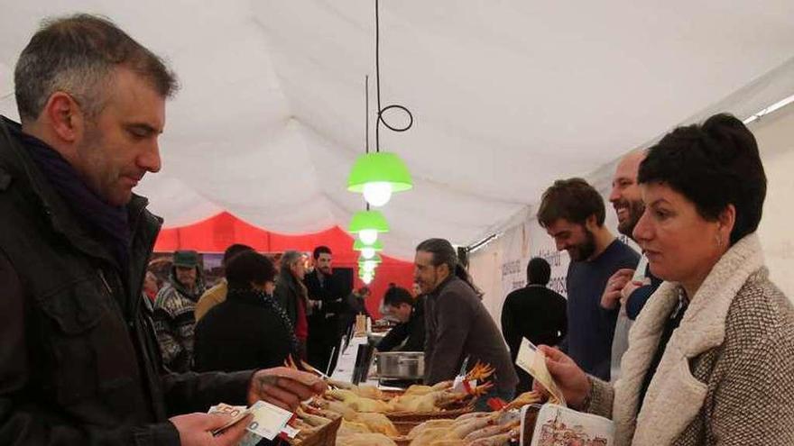 Venta de gallos, en la feria de 2015. // Bernabé/Gutier